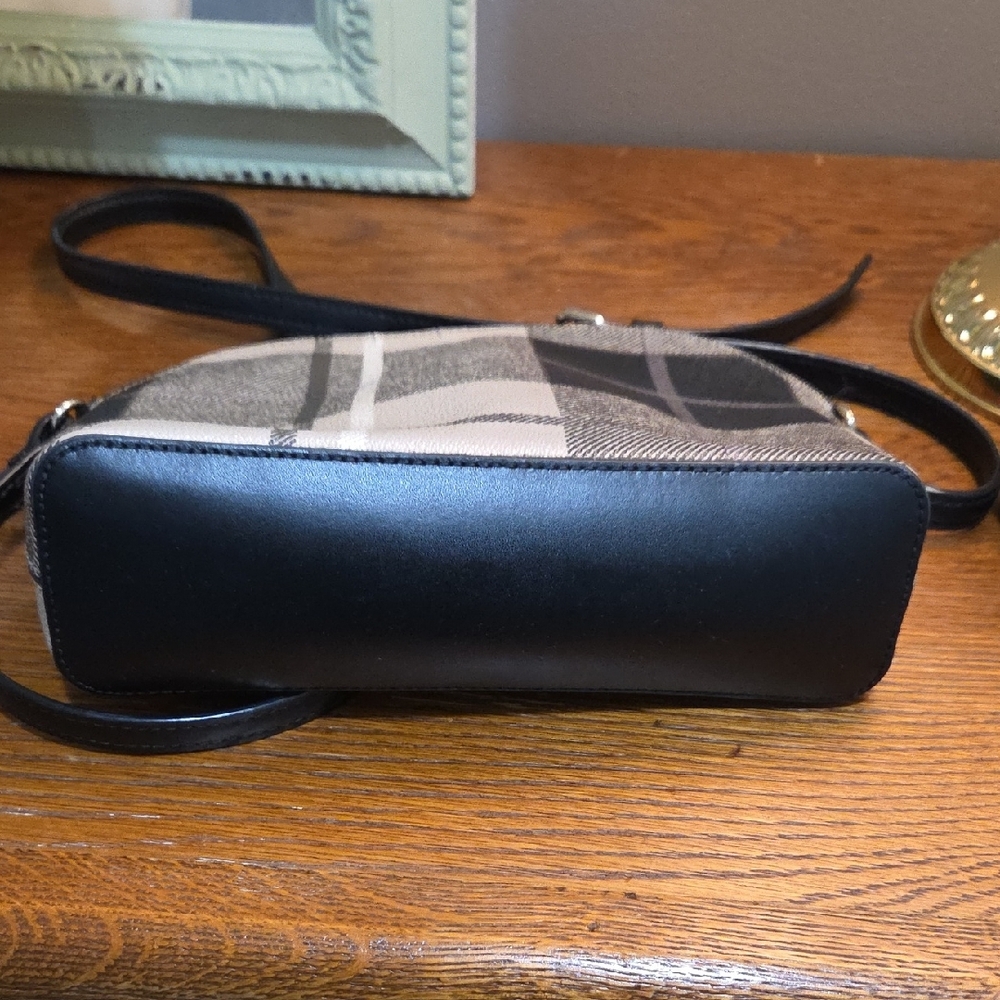 Kate Spade Black and Cream Crossbody Bag with Minimalist Design - Picture 9 of 12